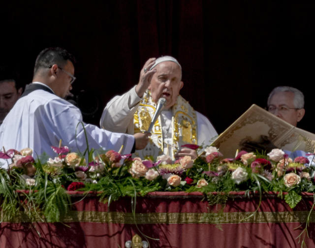 Pope Francis leads Easter Sunday mass to big crowds in Vatican Square - CBS News
